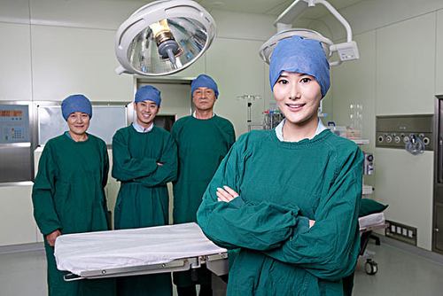 手术室医生群体像