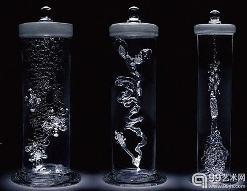 日本女艺术家青木美歌的玻璃雕塑作品,名为 singing glass>,她利用