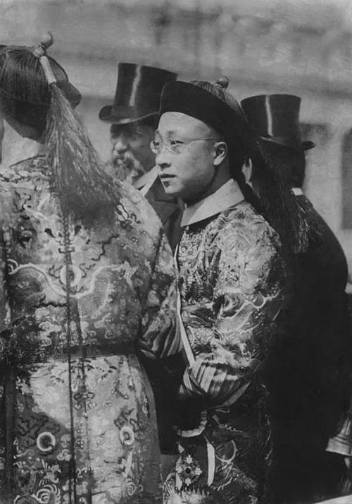 1904年,农工商大臣溥伦(皇族)参加圣路易斯(美国密苏里州东部大城市)