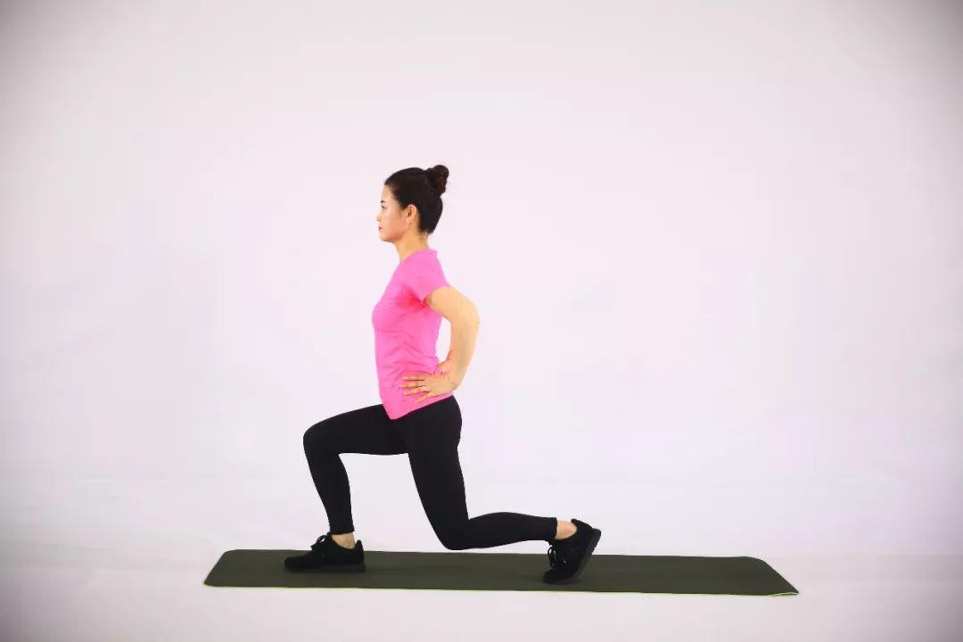 要领:双脚站立,与肩同宽,腰背挺直,双手叉腰;右腿向前迈出,同时下蹲