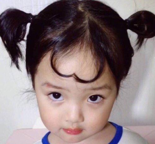 小女孩桃心刘海双扎发发型