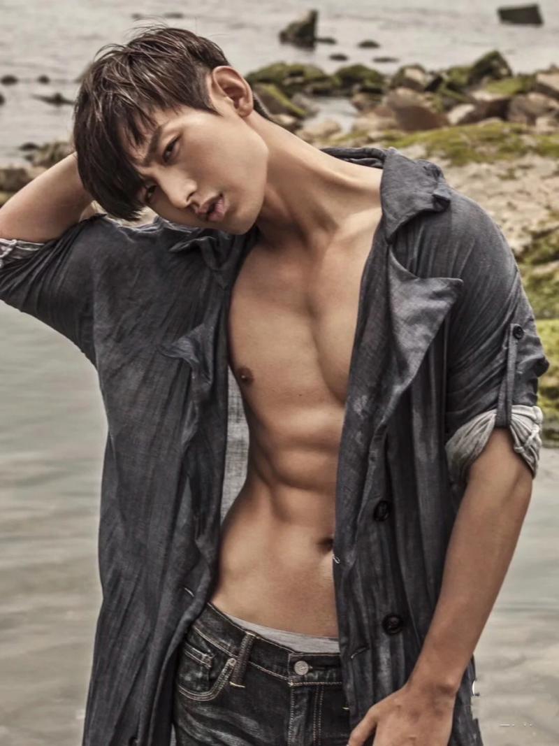 成毅# [滑稽]憨憨毅八块腹肌太帅了[爱你][握草]