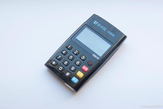 随着现代支付和信用卡的发展,越来越多的人会选择办理属于自己的pos机