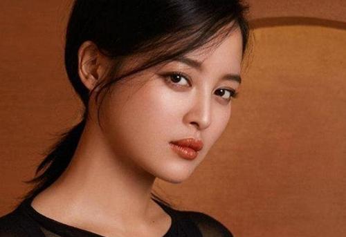 辛芷蕾的厚嘴唇备受质疑,她那三颗唇珠,到底先天的还是整出来的