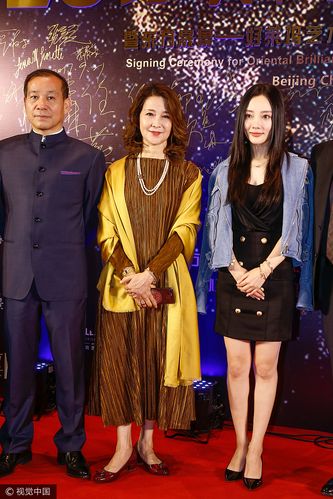 李小璐与母亲张伟欣同框 好似一对姐妹