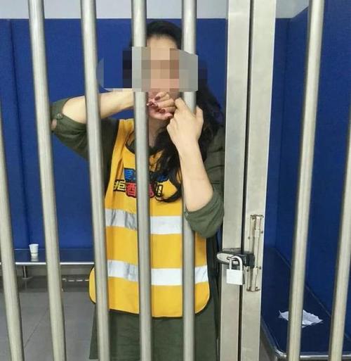 深圳女司机醉驾被抓情绪激动 用脚踹铁门