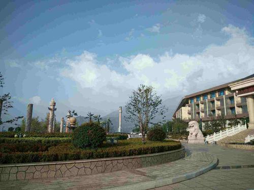 中文名:登封锦鹏生态酒店      别称:锦鹏生态酒店      地址:登封