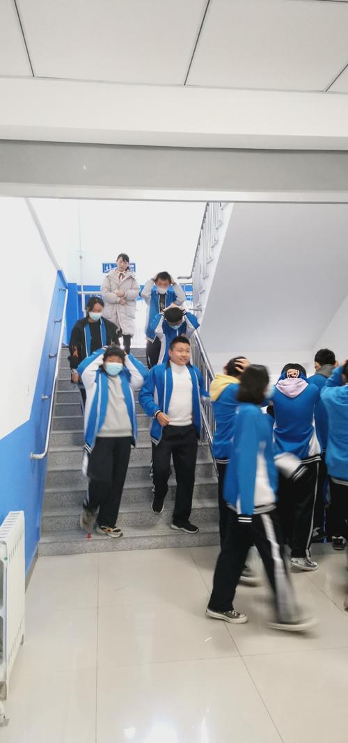 三河市汇福实验学校初中部安全疏散演练及消防培训