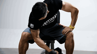 2.锤式弯举(4组,8次)3.