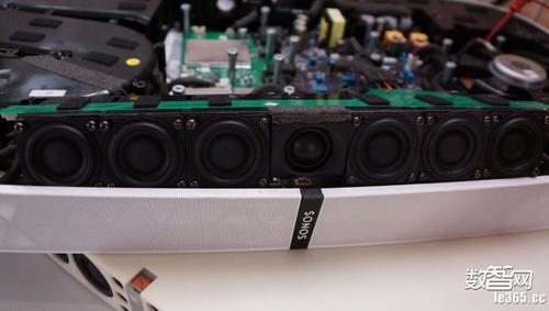 6个中音喇叭,3个高音喇叭,1个低音喇叭,虽然叫soundbase,可别忘了这