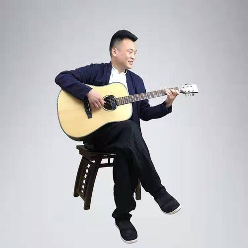 4 正确和错误的持琴姿势对比—龙跃学吉他第4节自学笔记