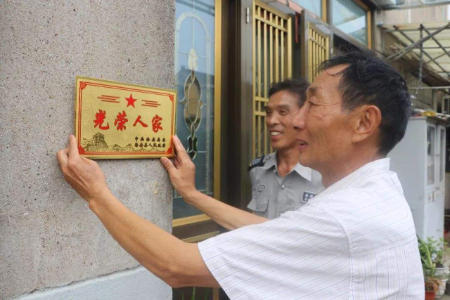 象征着退伍军人荣誉的光荣牌,怎么挂是有讲究的,不要
