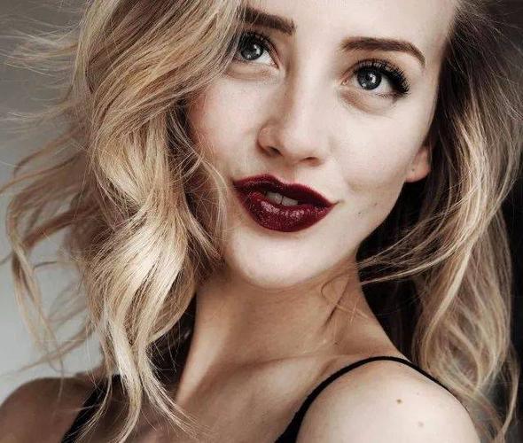 身高155衣品却好到炸,这个颜值爆表的丹麦金发小甜心超级sweet!