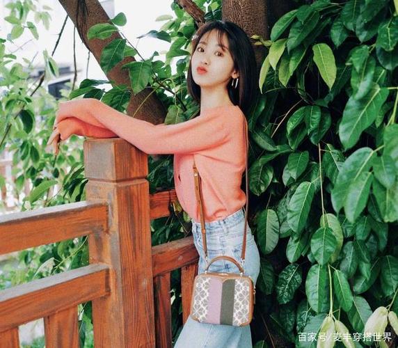 邢菲真是"司徒末"本人,穿橘粉色毛衣配2千的桃心包
