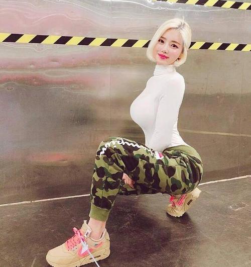 这一次威少参加活动,dj小姐姐djsoda也是现身活动现场,而在与威的合影