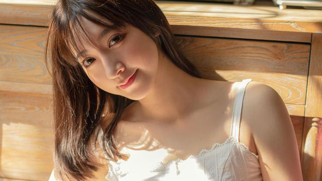 肤如凝脂美女迷人写真