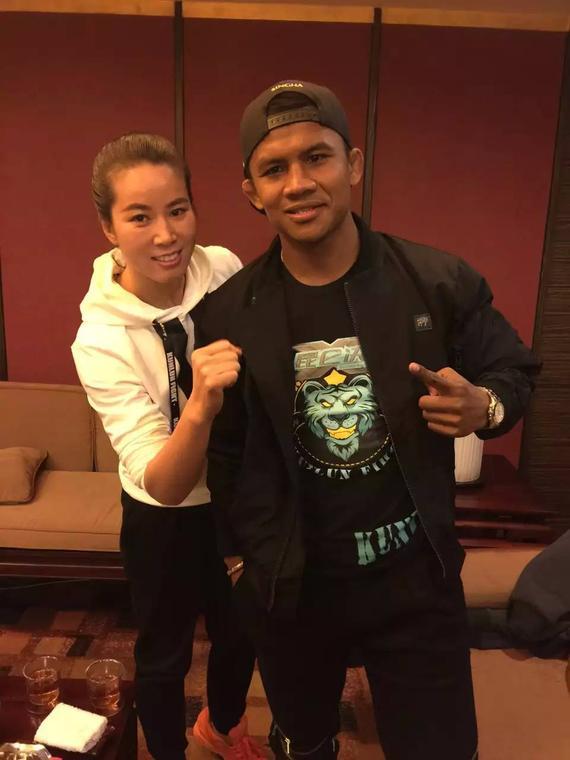 要结婚了?泰拳王播求晒出与美女甜蜜合照,粉丝:我爱上嫂子了