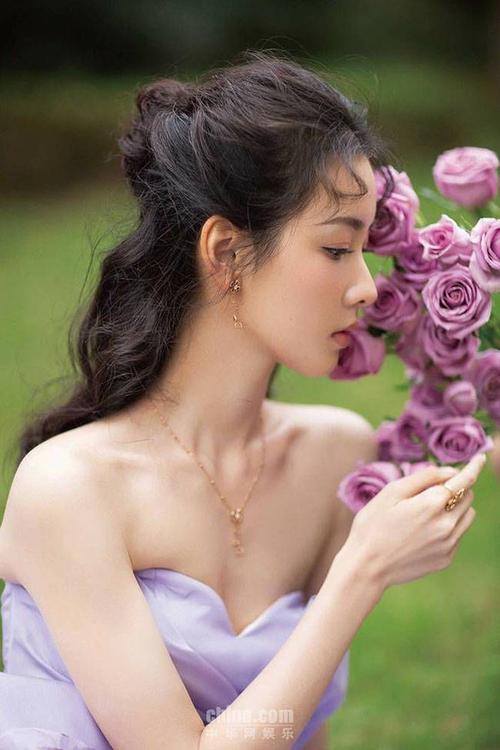 陈都灵化身凡尔赛公主飘逸长裙演绎别样温柔