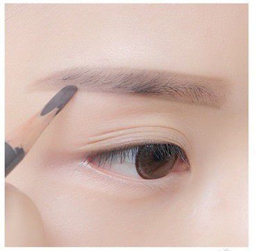 无眉的世界好难接受 韩式平眉帮你拯救颜值