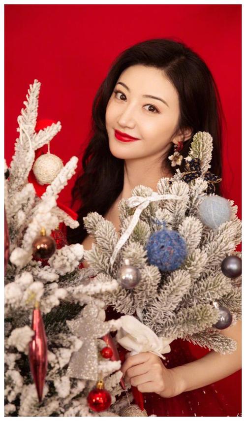 2019年,景甜的双眼皮开始回归最初的自然感 眼睛也不总是有一种"瞪眼"