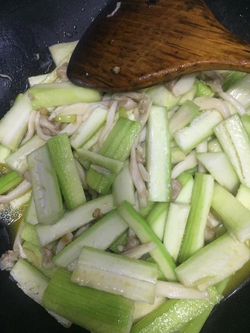 丝瓜炒白玉菇