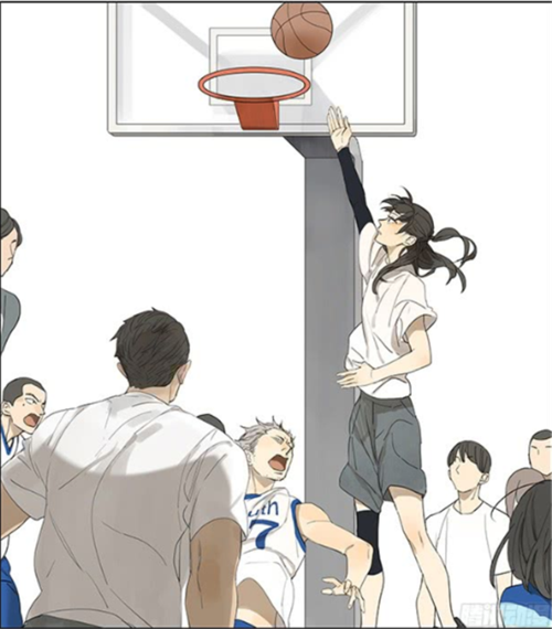暖心漫画:孙璟在篮球比赛上的华丽上篮,旁边的秋瞳瞬间成为小迷妹