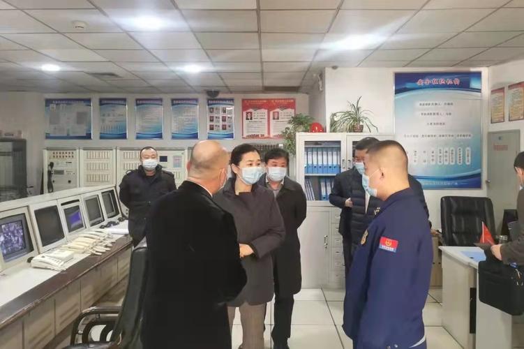 王丽娟来到大商集团锦州新玛特购物广场,听取商场负责人关于安全生产