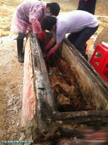 被活生生的放进棺材 明代冥婚墓恐怖开棺直播