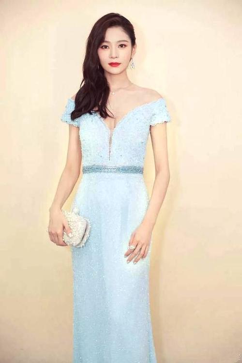 辣妈王媛可礼服现身,网友:34岁的气质,不当模特可惜了