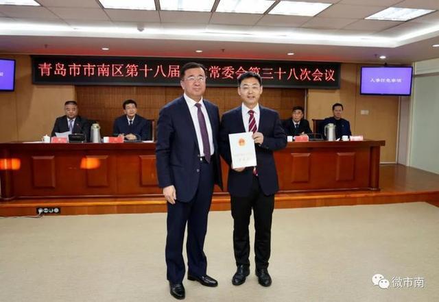 区人大常委会主任张忠出席会议.