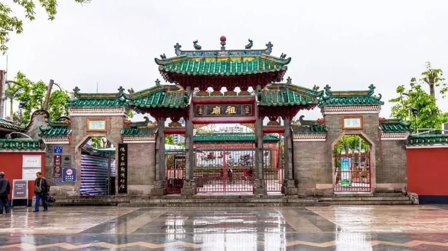 趁着休息的假期, 不妨带上家里人,乘坐广佛线, 一起来佛山祖庙站这边