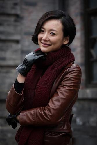 凤凰卫视美女主播杨舒,甜美清新依旧,多了一份成熟,自信与大气