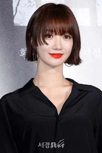 什么发型显年轻脸还变小 靠这款发型做短发和长发都可以