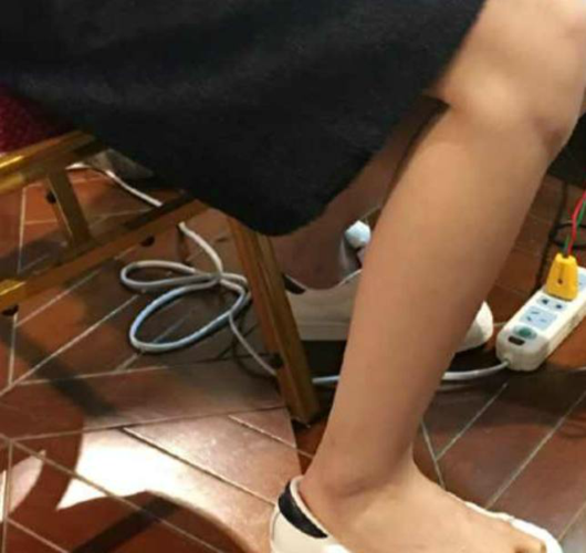 沈梦辰在接受采访的时候竟然把鞋给脱了,光着脚丫踩着自己的鞋.