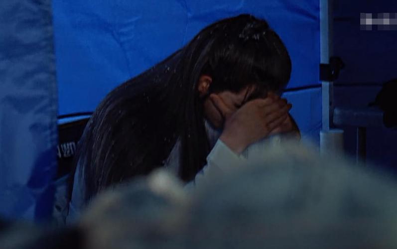 被郭敬明骂那么惨,何昶希也情绪崩溃了,蹲在角落,埋头痛哭.