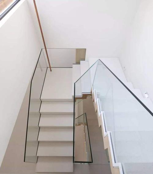 我家的复式楼也打算这样干,楼梯装玻璃扶手,温润简约透着高级感