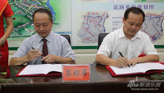 县委副书记,县长苏勇代表县人民政府与华龙集团董事长龙华阶签订合作