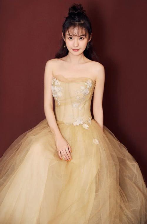 郑合惠子本想秀美肩,却火了她的仙女裙,这无处安放的长腿