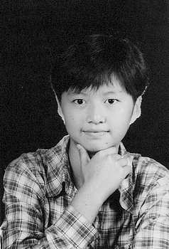 从谭维维小时候的照片看,她的脸并不瓜子,下巴也不尖