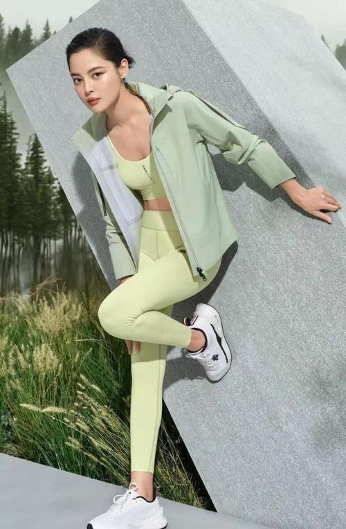 辛芷蕾拍运动风大片真招摇穿衣搭配不惧显身材连站姿都很撩人