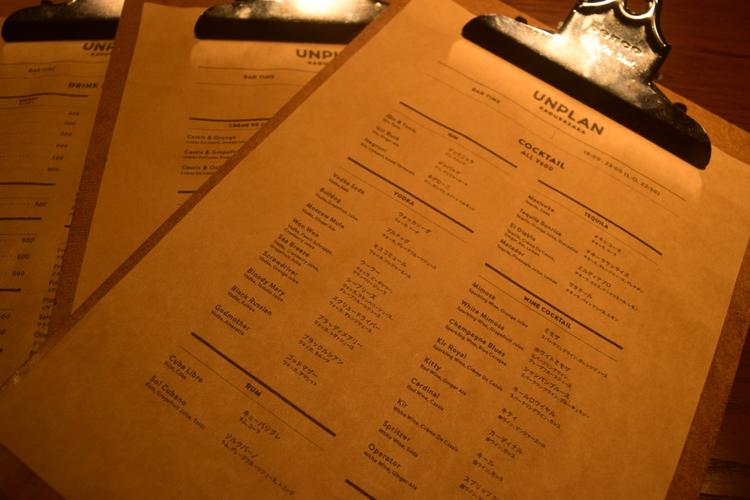 酒吧提供的餐点多达50种以上,也有贩售日本酒及日本威士忌.