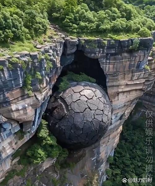 在一座无名大山里,一个大铁球镶嵌于山崖,仿若堵住洞口