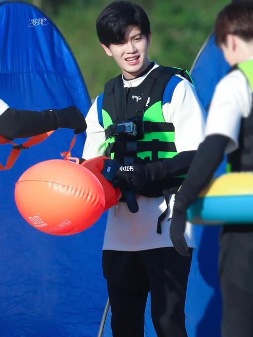 学游泳记/任嘉伦_任嘉伦_游泳_潮流_穿搭ootd