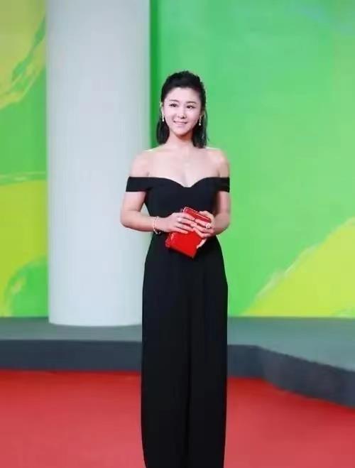 "娃娃脸"女神李小萌,穿黑色连衣裙典雅大方,好身材更迷人