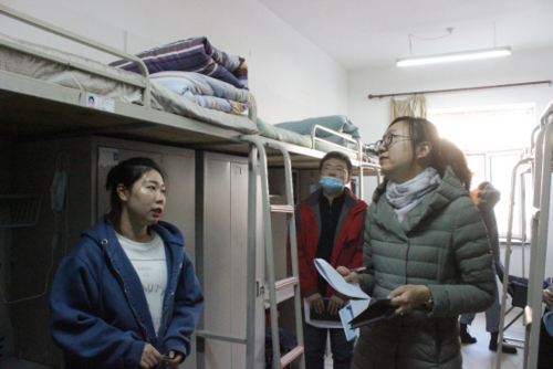 评分依据《哈尔滨石油学院学生公寓寝室内务标准(暂行)》内容,包括