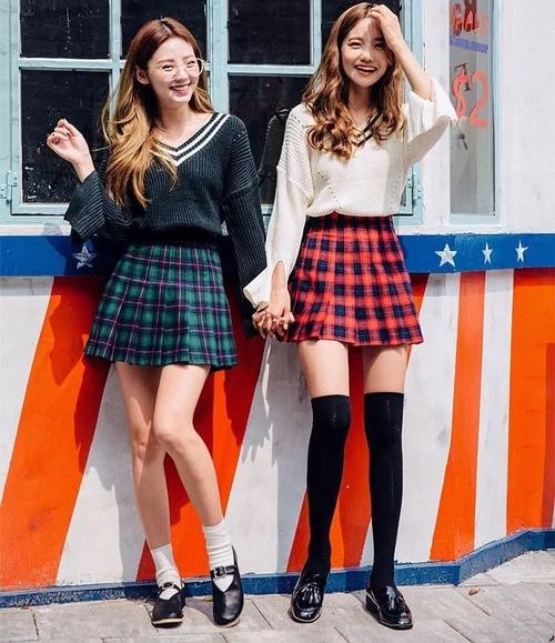 街拍|将袜子穿出魅力的时尚美女