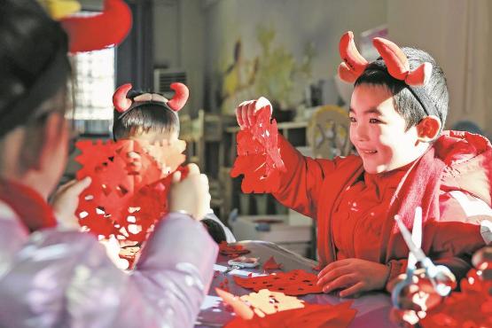 幼儿园里剪窗花