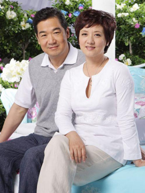 甚至两人结婚这么多年,从来都没有举行过婚礼,邓婕也没有穿过婚纱