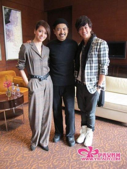 周润发与梁咏琪,何润东合影
