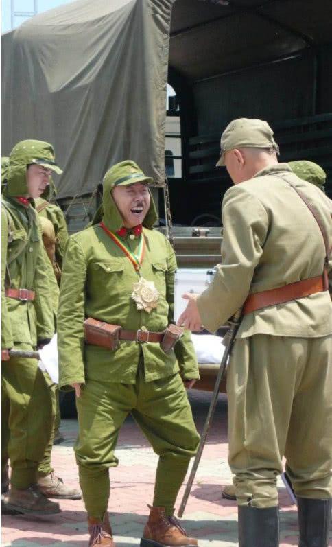 举起手来   郭达和潘长江主演的喜剧片,很经典,也很搞笑,就是这部剧